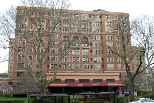 William Pitt Union (as viewed from Cathedral of Learning), University of Pittsburgh, July 28, 2012. (Mackensen via Wikipedia).