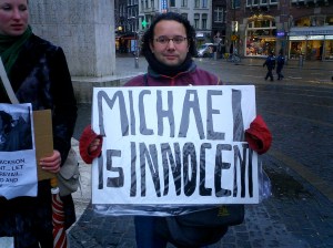 Fans protest Michael Jackson's innocence in the child molestation scandal, Paris, France, December 17, 2003. (Rafael Rozendaal via Wikipedia). Released to public domain via Creative Commons 2.0.