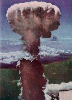 Color version of mushroom cloud over Nagasaki, Japan, August 9, 1945. (http://www.mphpa.org via US Army Air Force). In public domain.