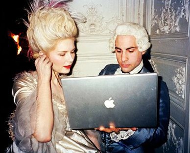 Kirsten Dunst and Jason Schwartzman get anachronistic between shots on set of Marie Antoinette (2006), September 2012. (Pinterest via http://buzzfeed.com).